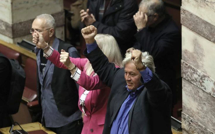 Ψήφος εμπιστοσύνης: Ο φωτογραφικός φακός «αιχμαλώτισε» τη χαρά των βουλευτών του ΣΥΡΙΖΑ… και όχι μόνο